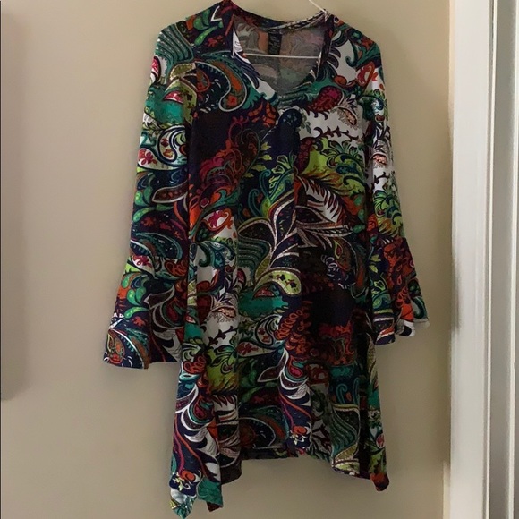 WinWin Tops - Small flare sleeve top.